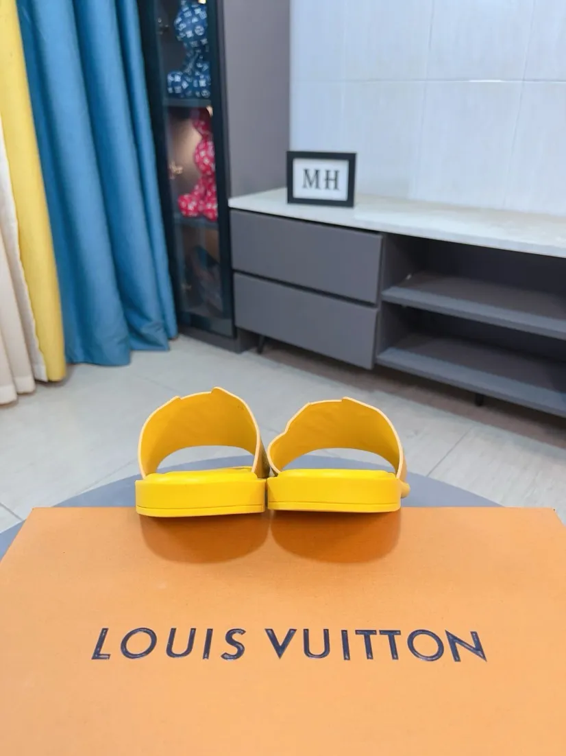 Men's shoes 💰300🌸🌸LV Ordinary men's spring and summer slippers, uppers imported from Italy, cowhide fabric, logo graphics, high-quality craftsmanship, soles: original soles specially provided by the original factory, exclusive movable molded soles super comfortable, original factory single goods, 🔍🔍high quality, you can enter and exit the counter at will, welcome to compare, size 38-45